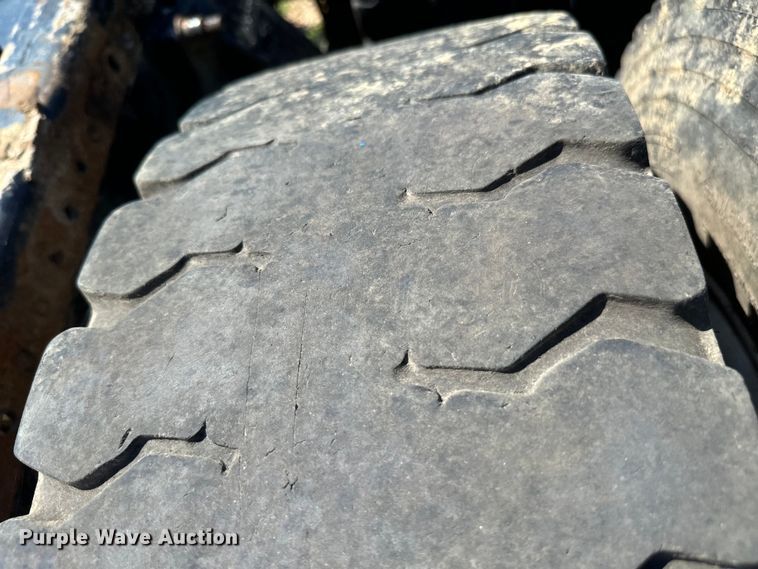 image for item NQ9733 2003 Freightliner  truck cab and chassis