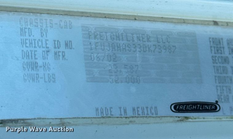 image for item NQ9733 2003 Freightliner  truck cab and chassis