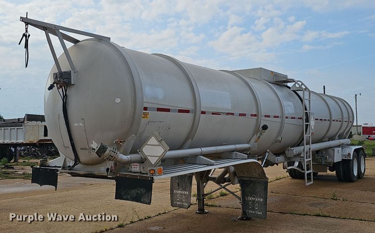 image for item NX9032 2004 Heil tank trailer