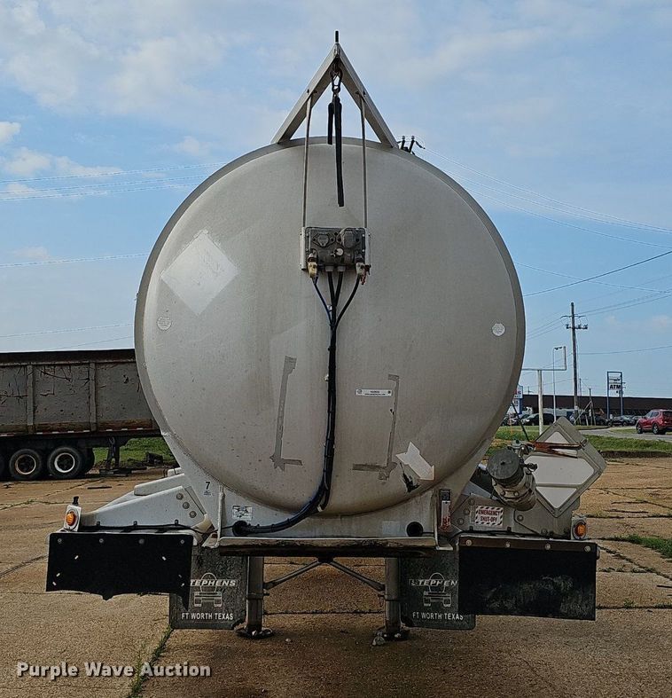 image for item NX9032 2004 Heil tank trailer