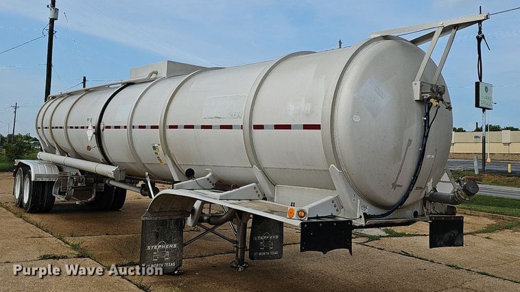 image for item NX9032 2004 Heil tank trailer