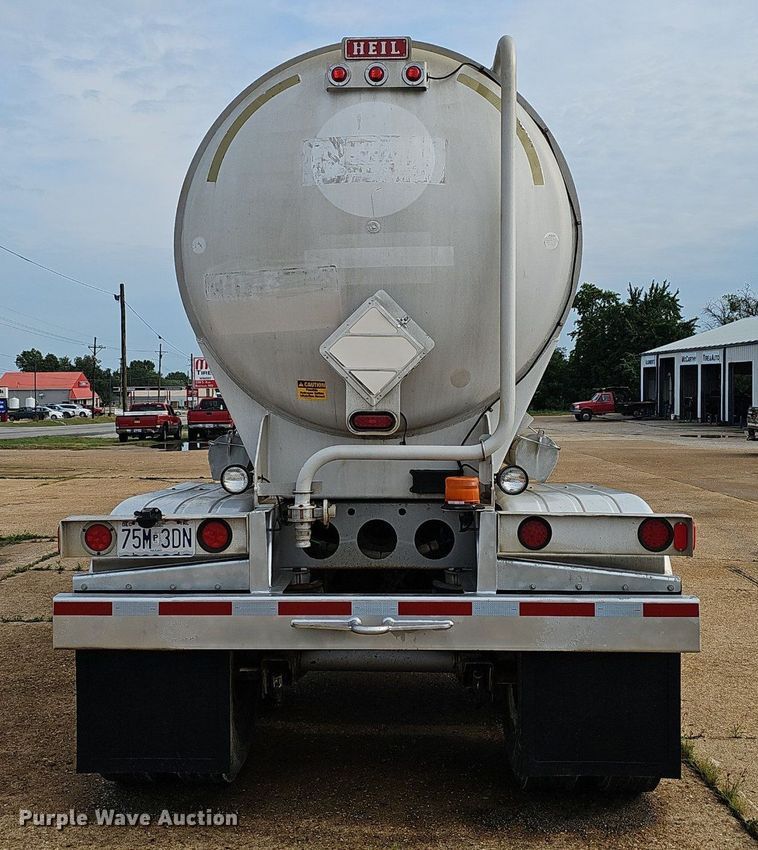 image for item NX9032 2004 Heil tank trailer