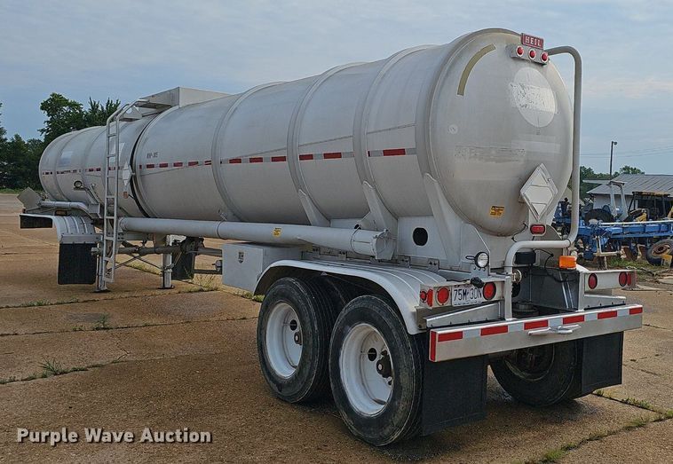 image for item NX9032 2004 Heil tank trailer