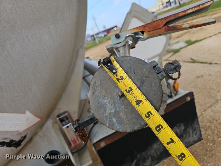 image for item NX9032 2004 Heil tank trailer