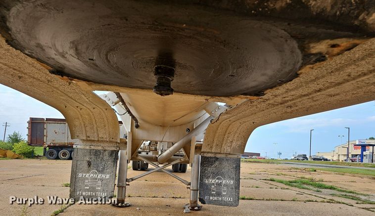 image for item NX9032 2004 Heil tank trailer