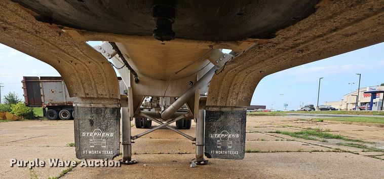 image for item NX9032 2004 Heil tank trailer