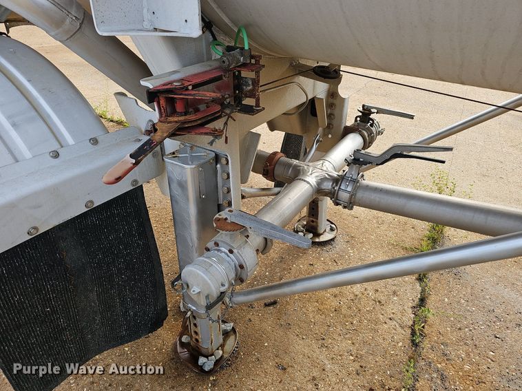 image for item NX9032 2004 Heil tank trailer