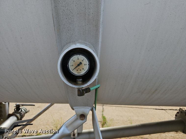 image for item NX9032 2004 Heil tank trailer