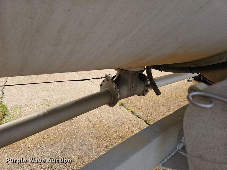 image for item NX9032 2004 Heil tank trailer