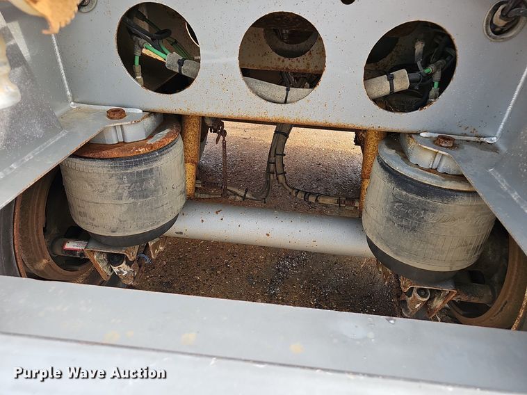 image for item NX9032 2004 Heil tank trailer