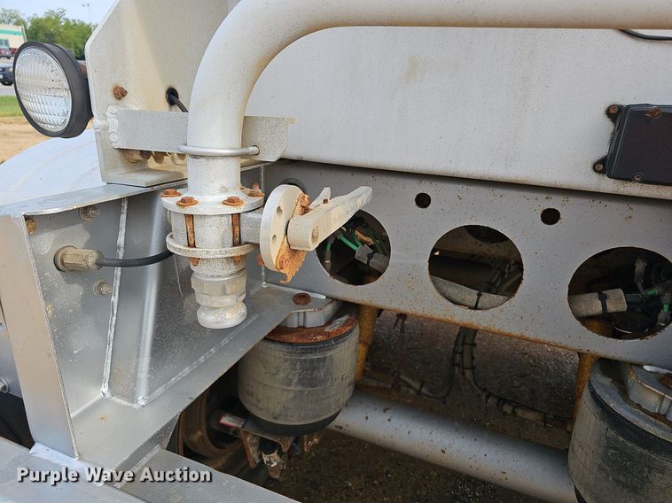 image for item NX9032 2004 Heil tank trailer