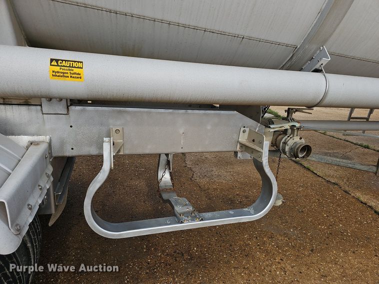 image for item NX9032 2004 Heil tank trailer