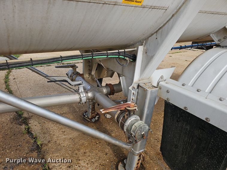 image for item NX9032 2004 Heil tank trailer