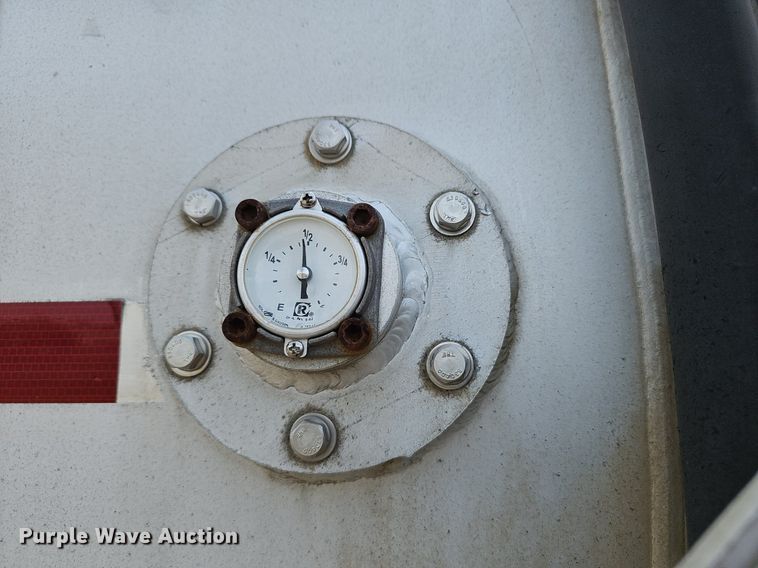 image for item NX9032 2004 Heil tank trailer