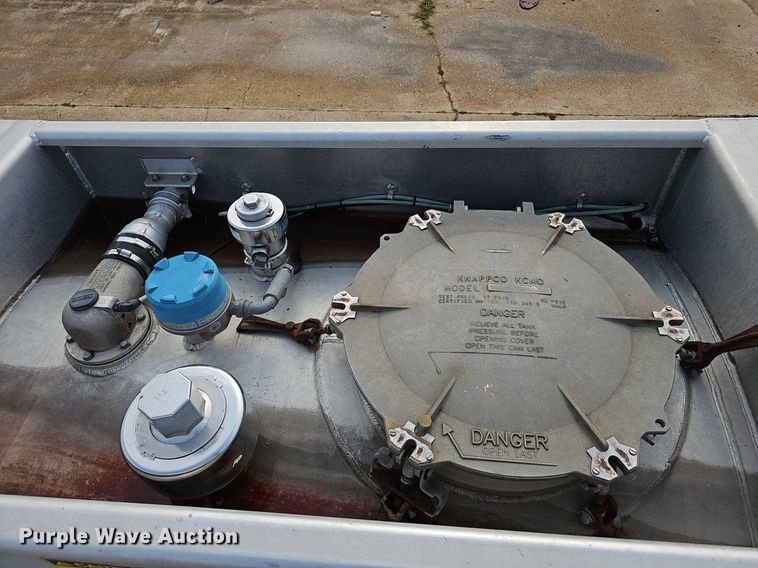 image for item NX9032 2004 Heil tank trailer