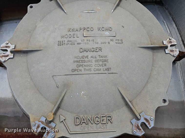 image for item NX9032 2004 Heil tank trailer