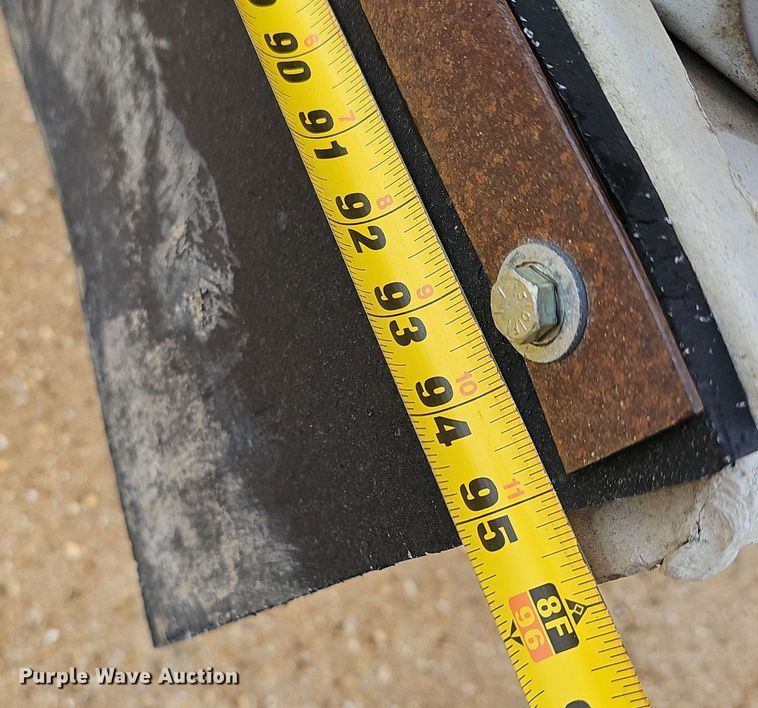 image for item NX9032 2004 Heil tank trailer