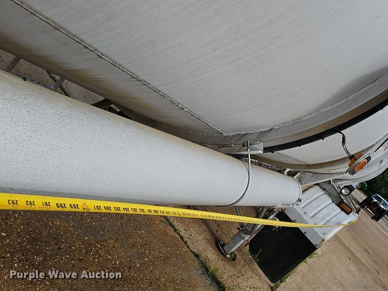 image for item NX9032 2004 Heil tank trailer