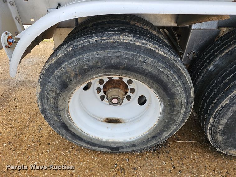 image for item NX9032 2004 Heil tank trailer