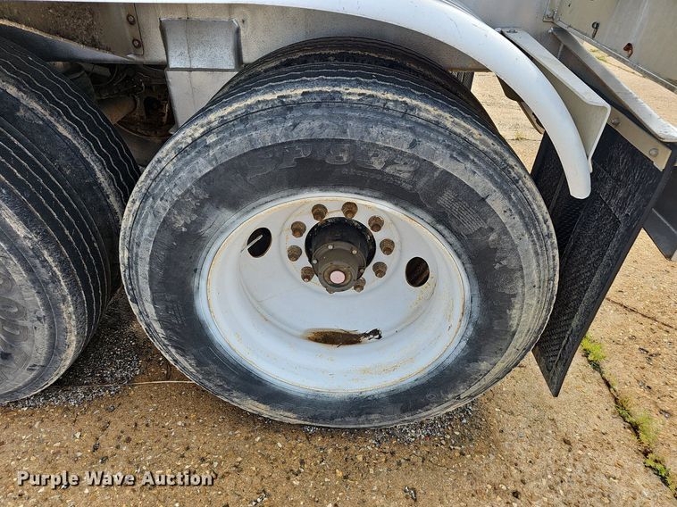 image for item NX9032 2004 Heil tank trailer