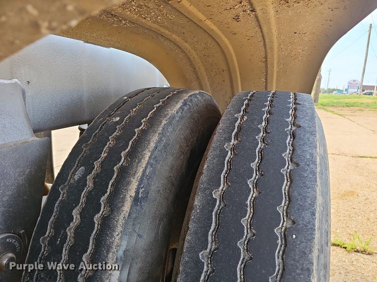 image for item NX9032 2004 Heil tank trailer