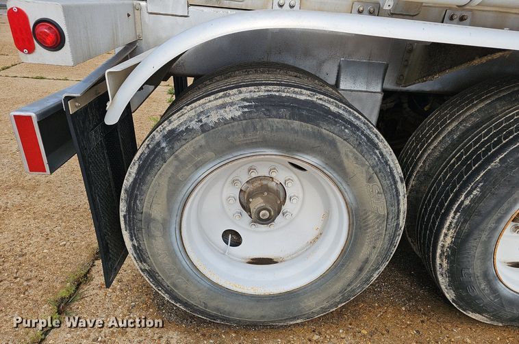 image for item NX9032 2004 Heil tank trailer