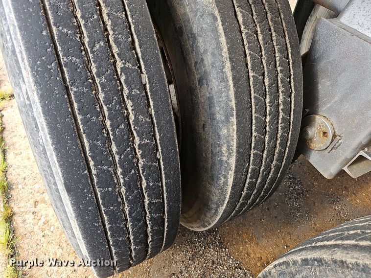 image for item NX9032 2004 Heil tank trailer