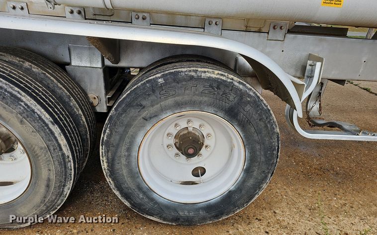 image for item NX9032 2004 Heil tank trailer