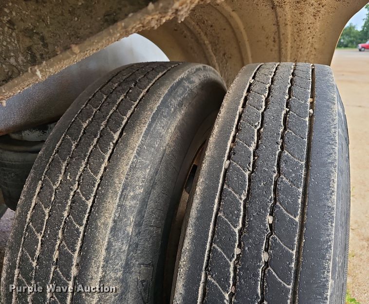 image for item NX9032 2004 Heil tank trailer