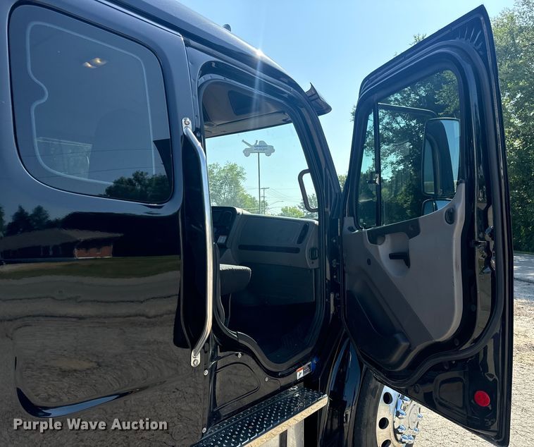 image for item OF9904 2019 Freightliner  Business Class M2 rollback truck