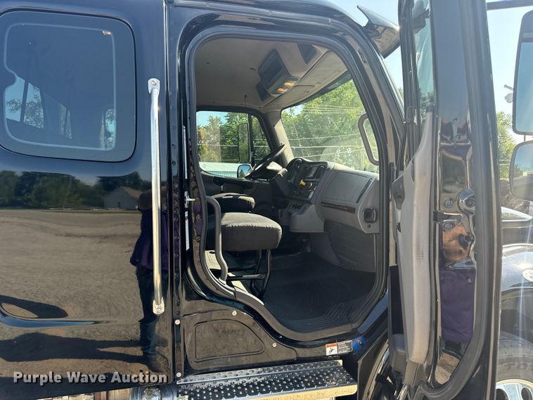 image for item OF9904 2019 Freightliner  Business Class M2 rollback truck