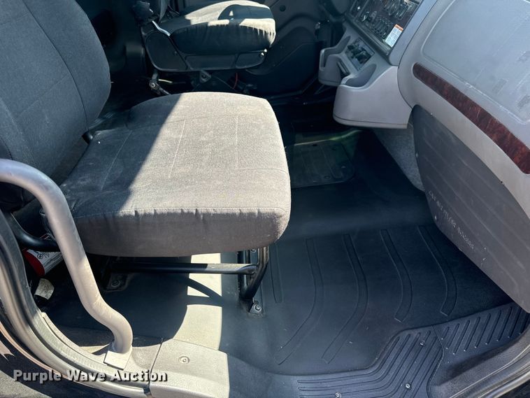 image for item OF9904 2019 Freightliner  Business Class M2 rollback truck