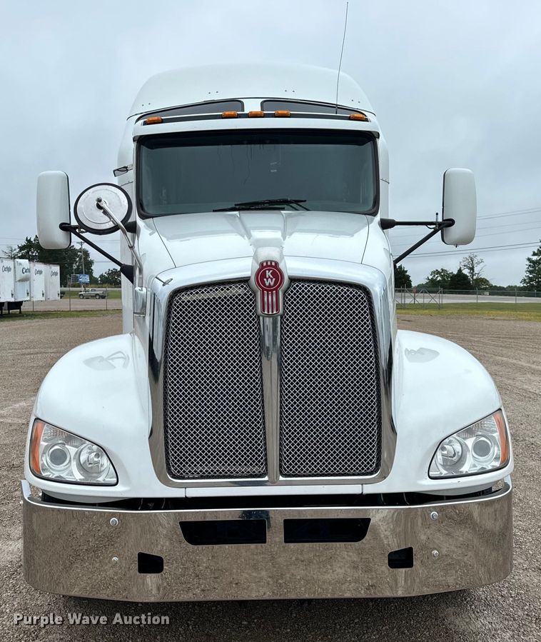 image for item OF9968 2014 Kenworth T660 semi truck