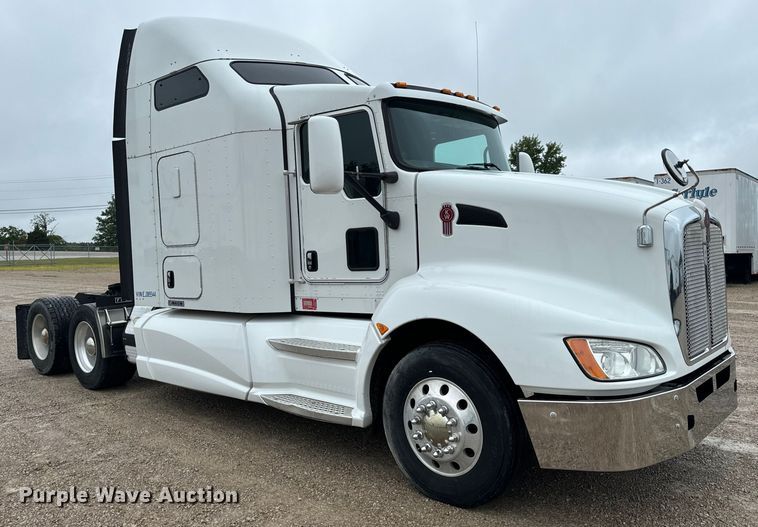 image for item OF9968 2014 Kenworth T660 semi truck