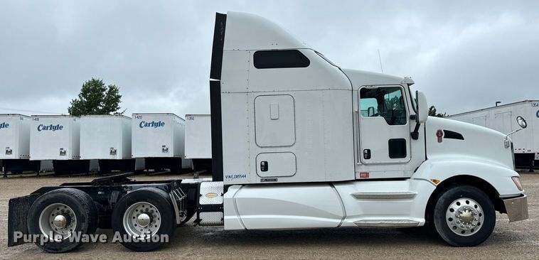 image for item OF9968 2014 Kenworth T660 semi truck