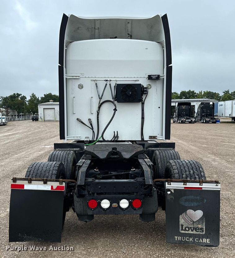 image for item OF9968 2014 Kenworth T660 semi truck