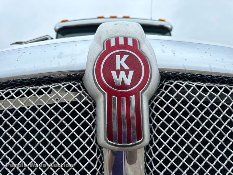 image for item OF9968 2014 Kenworth T660 semi truck