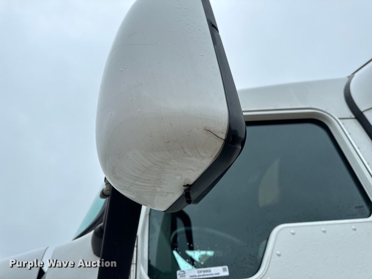 image for item OF9968 2014 Kenworth T660 semi truck