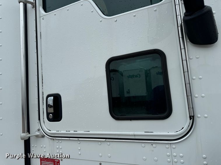 image for item OF9968 2014 Kenworth T660 semi truck