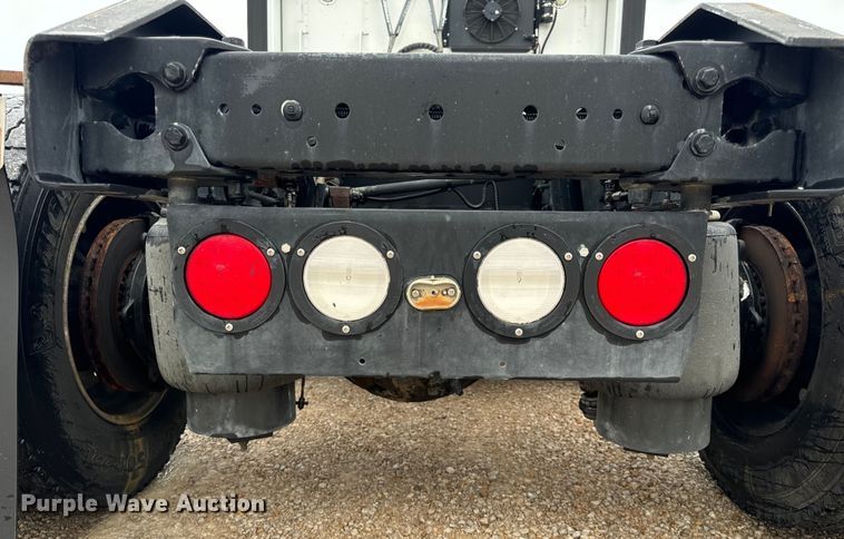 image for item OF9968 2014 Kenworth T660 semi truck