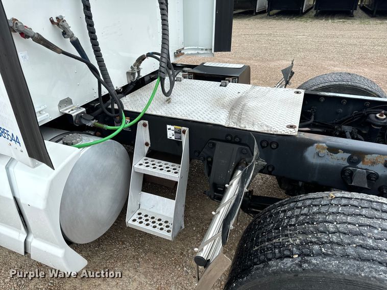 image for item OF9968 2014 Kenworth T660 semi truck