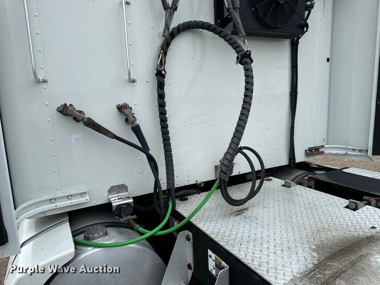 image for item OF9968 2014 Kenworth T660 semi truck