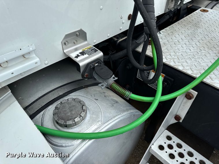 image for item OF9968 2014 Kenworth T660 semi truck