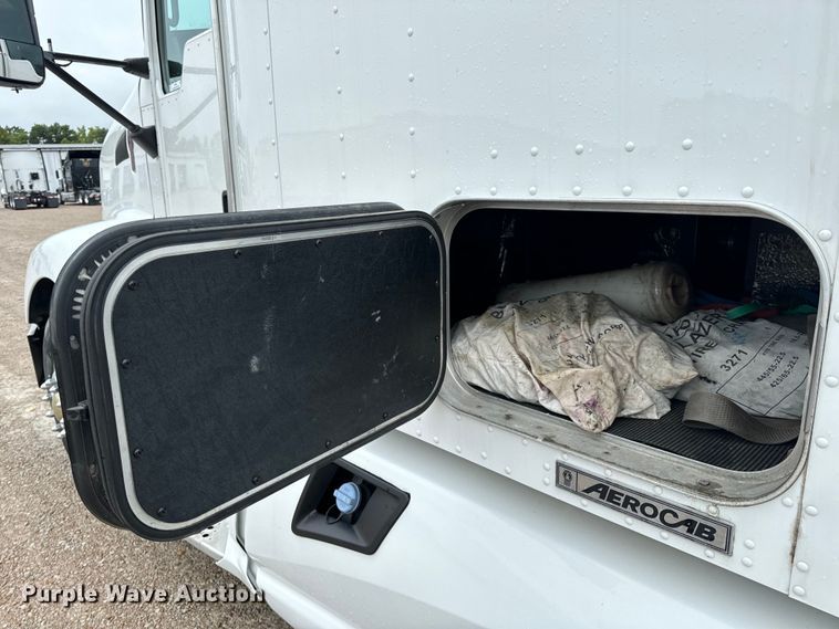 image for item OF9968 2014 Kenworth T660 semi truck