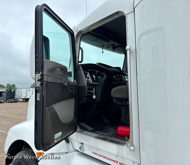 image for item OF9968 2014 Kenworth T660 semi truck