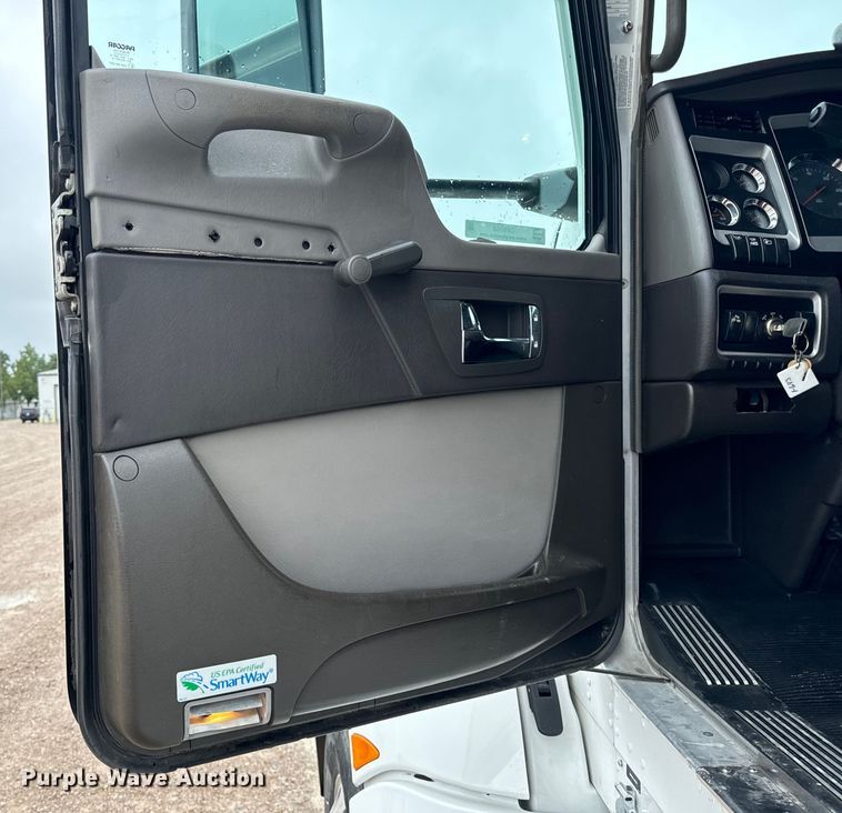 image for item OF9968 2014 Kenworth T660 semi truck