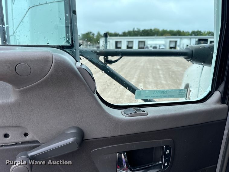 image for item OF9968 2014 Kenworth T660 semi truck