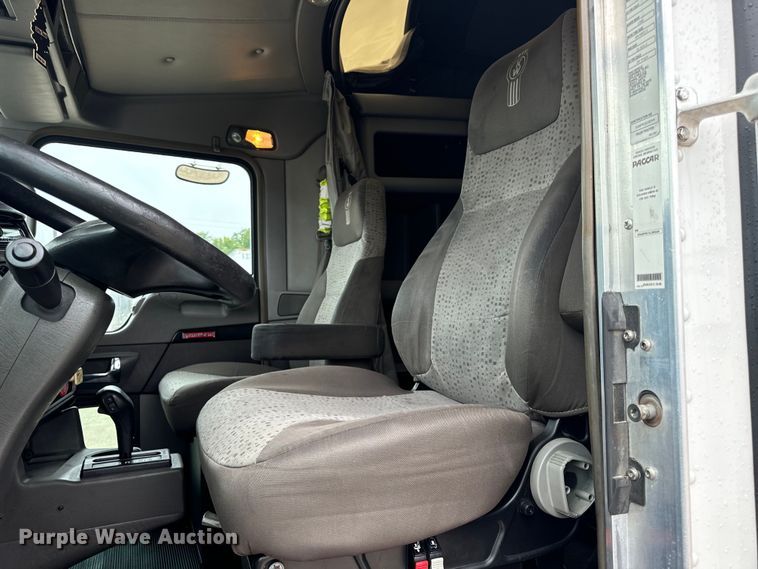 image for item OF9968 2014 Kenworth T660 semi truck