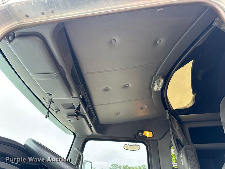 image for item OF9968 2014 Kenworth T660 semi truck