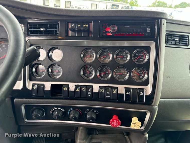 image for item OF9968 2014 Kenworth T660 semi truck